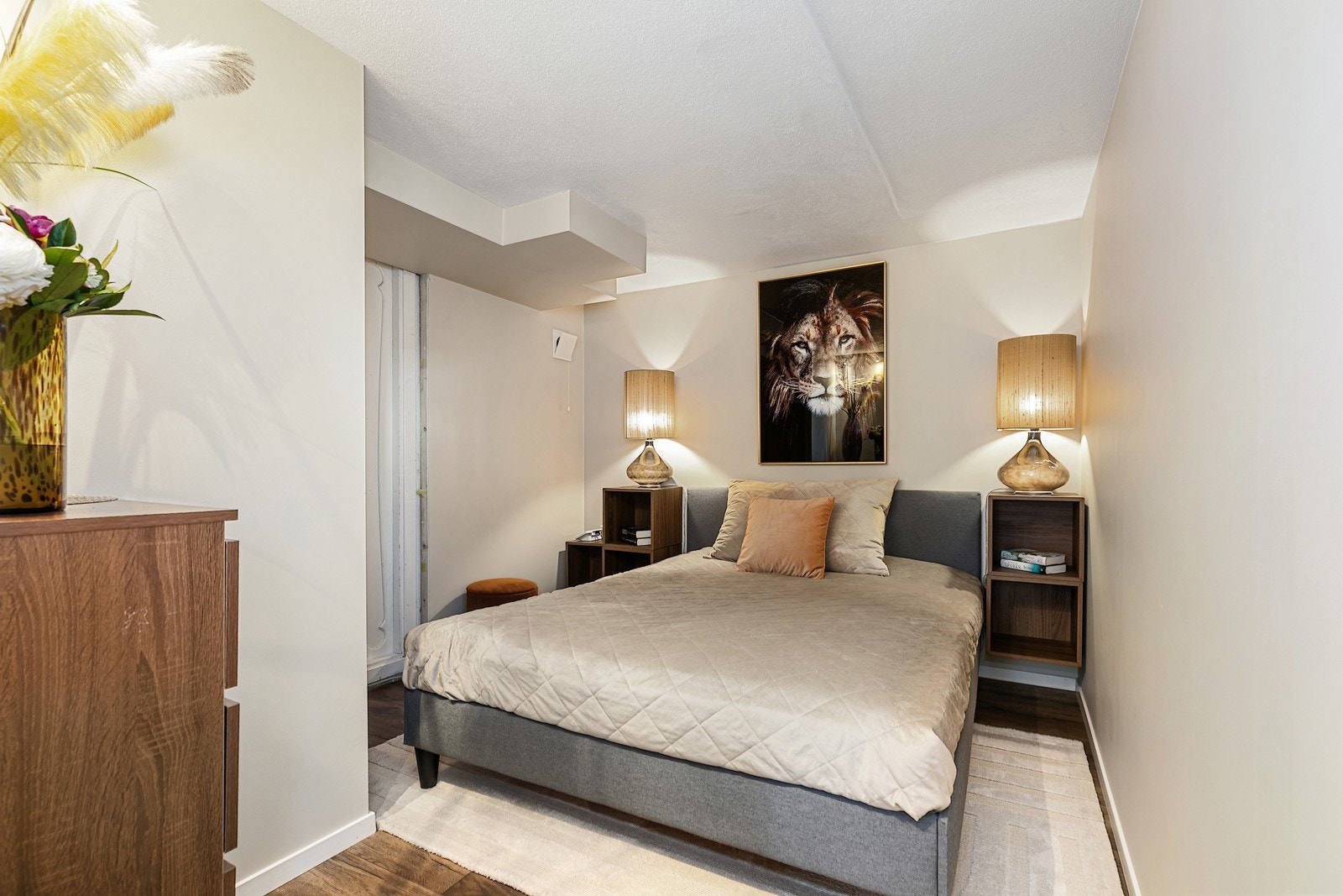 Boligen har 2 innredede rom med rikelig av lagringsplass. Galleribilde