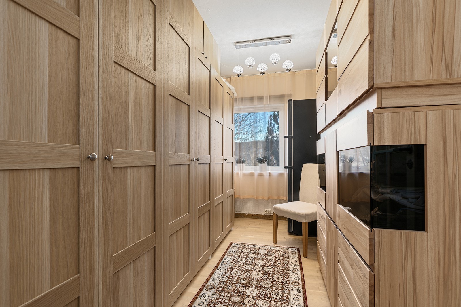 Garderoerom/soverom med mange gode skap til oppbevaring. Galleribilde