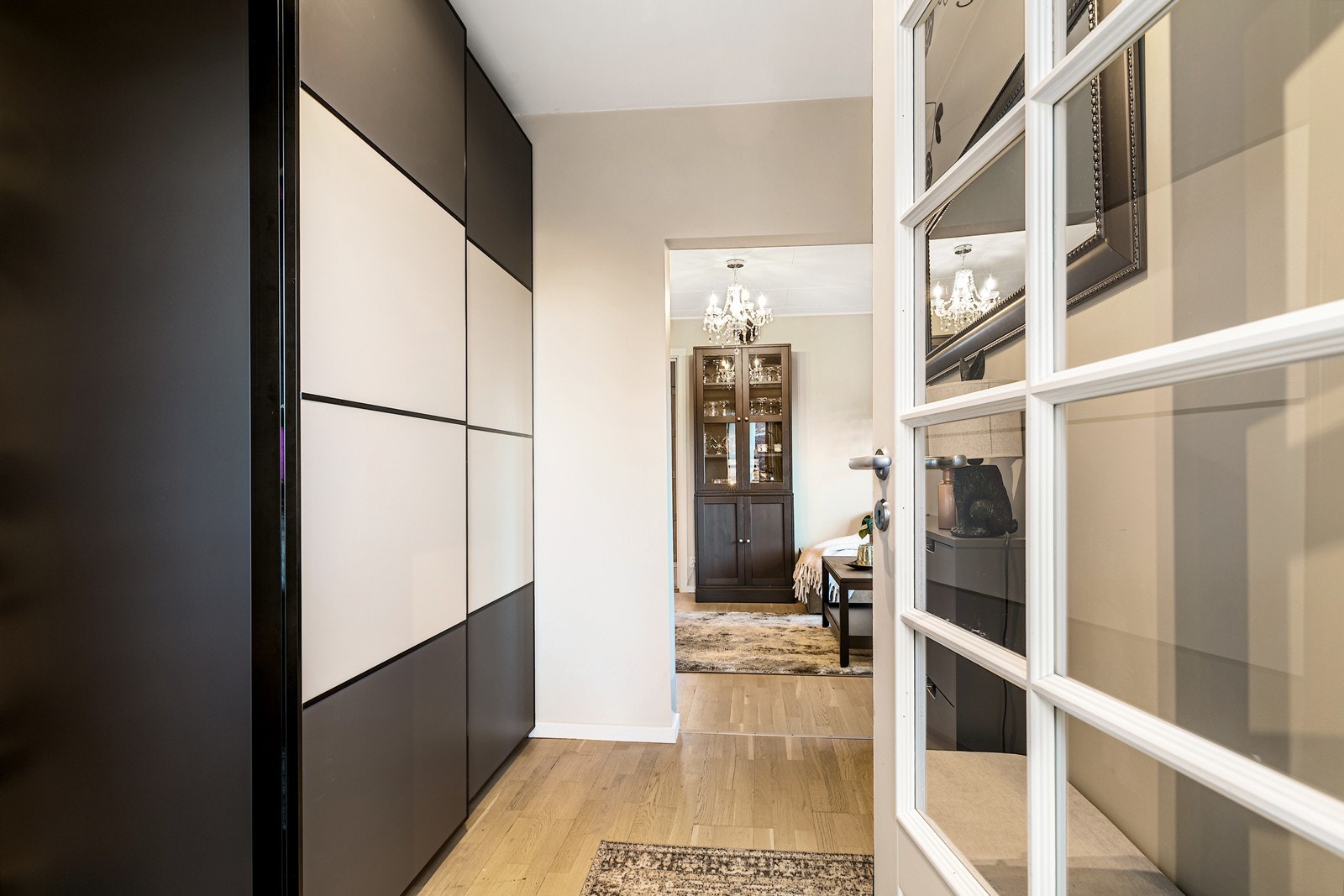 Her er det god plass til å henge fra seg yttertøy i gangen. Galleribilde