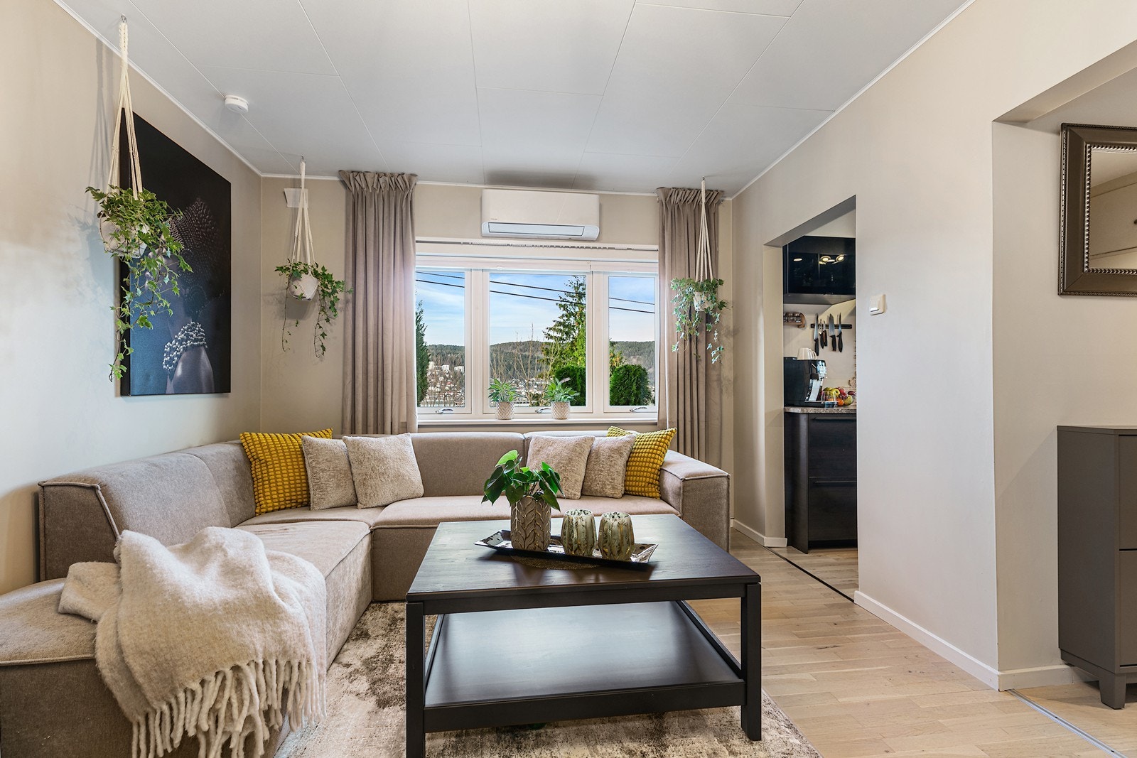 Det er god plass til innredning ed både sofa og bord. Galleribilde