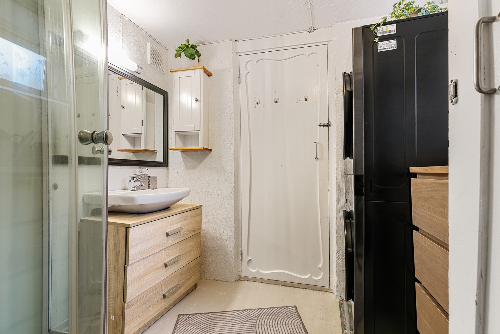 Badet har innredning med servant og dusjkabinett. Det er opplegg for vaskemaskin og tørketrommel. Galleribilde