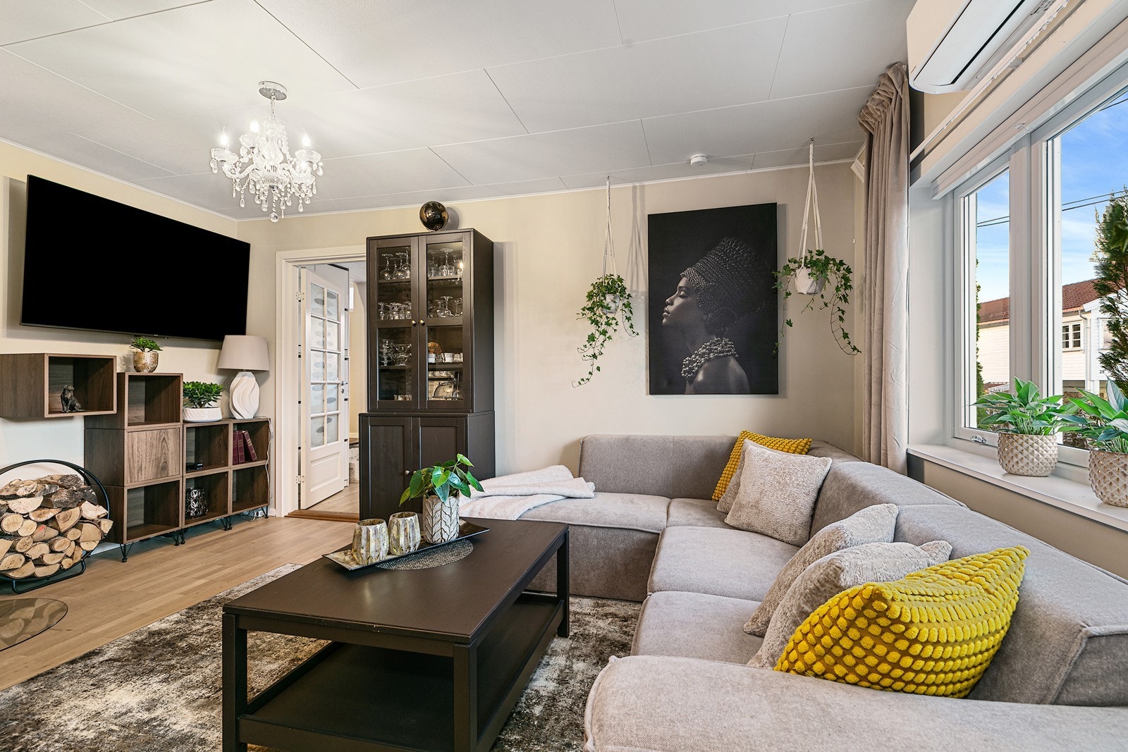 Lys stue med montert varmepumpe. Galleribilde