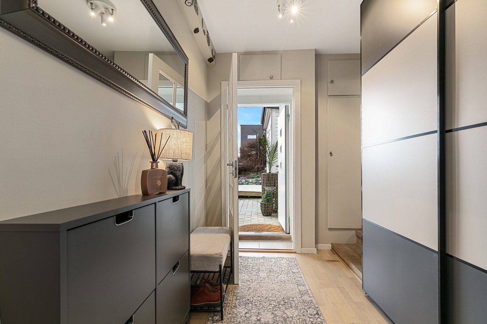 Velkommen inn til en lys og trivelig gang med skyvedørsgarderobe. Galleribilde