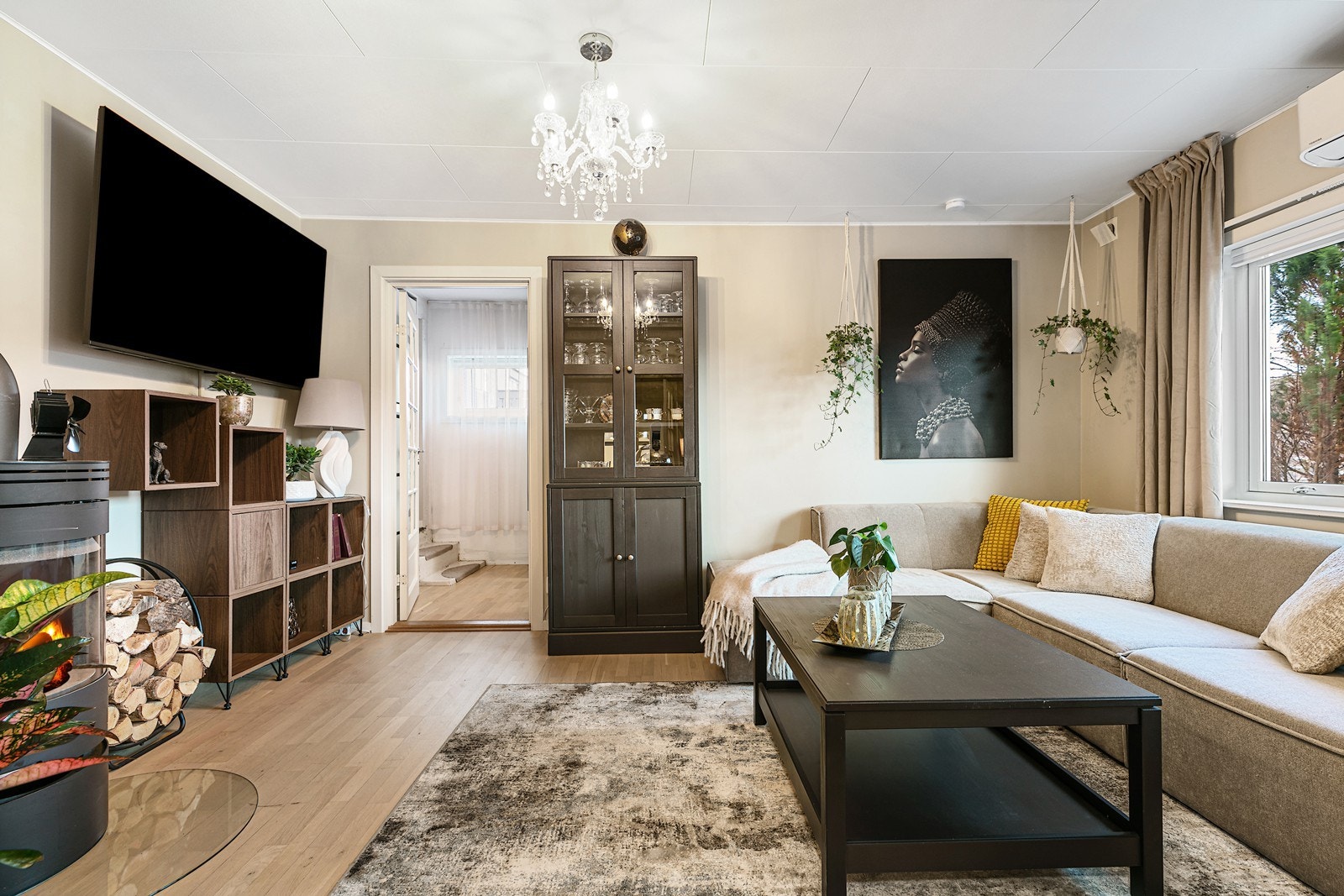 Lys og hyggelig stue med vedovn og varmepumpe Galleribilde