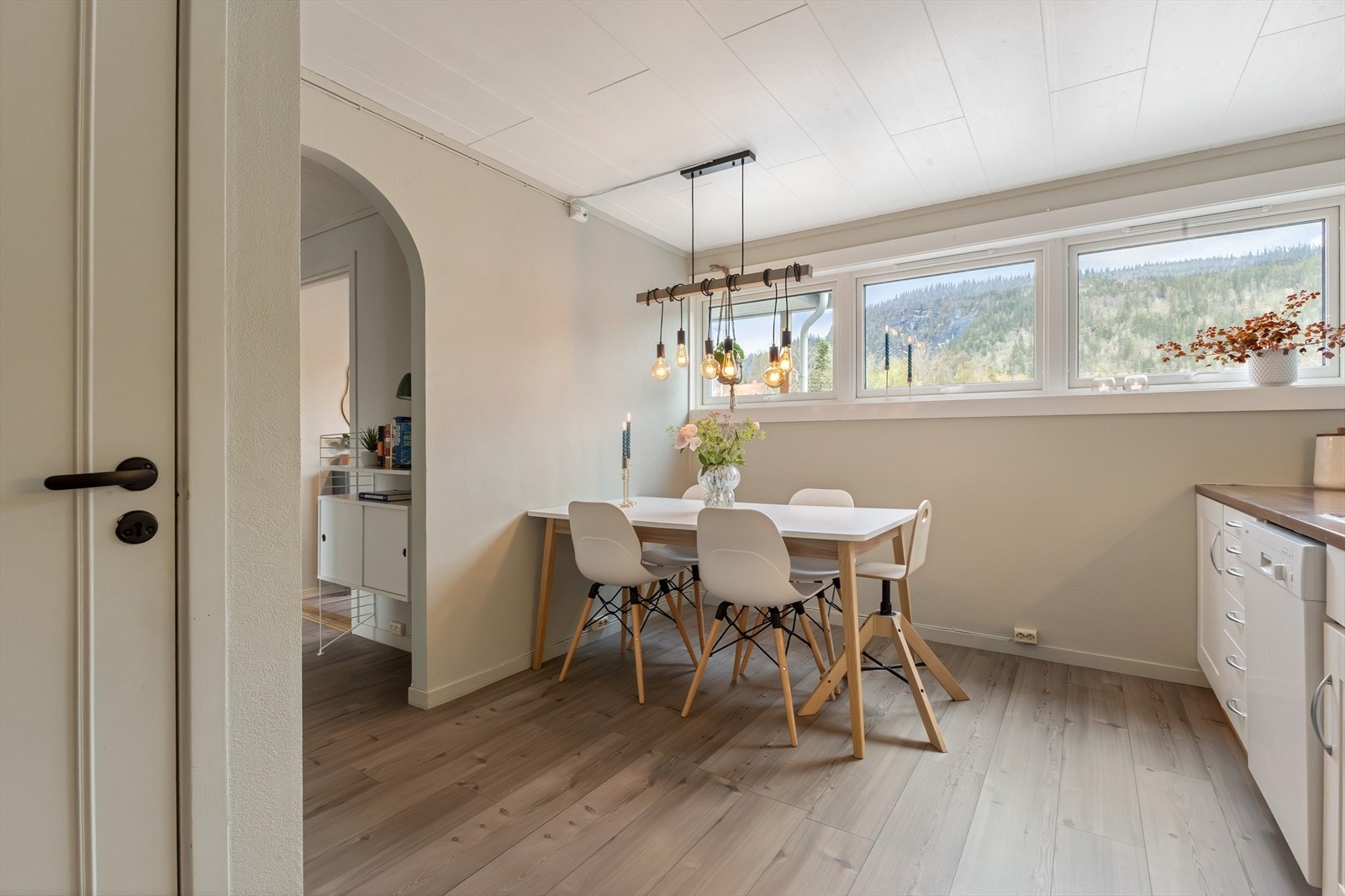 Spisestue/kjøkken. Galleribilde