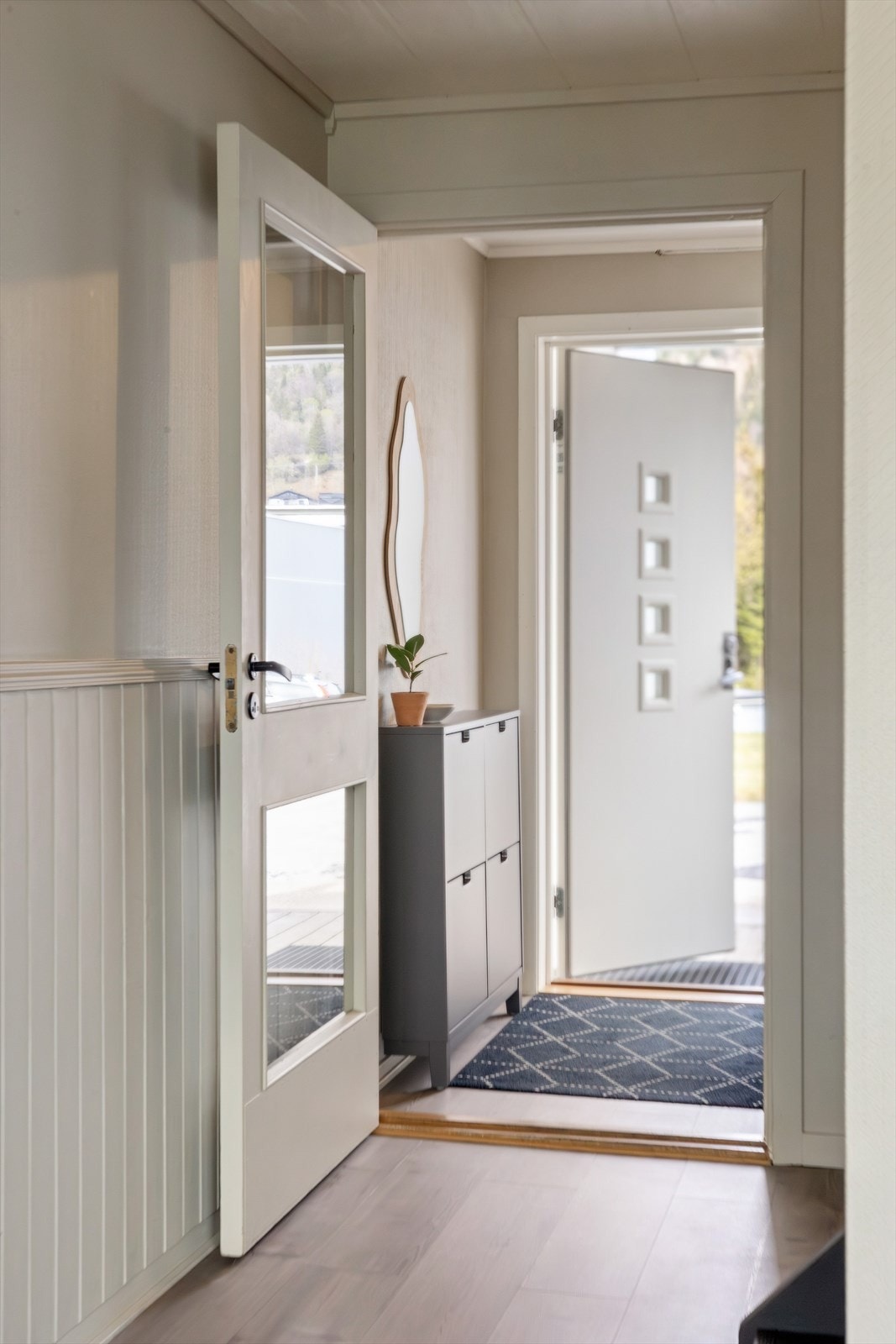 Mellomdør med innfelte glass, gir ett moderne inntrykk. Galleribilde