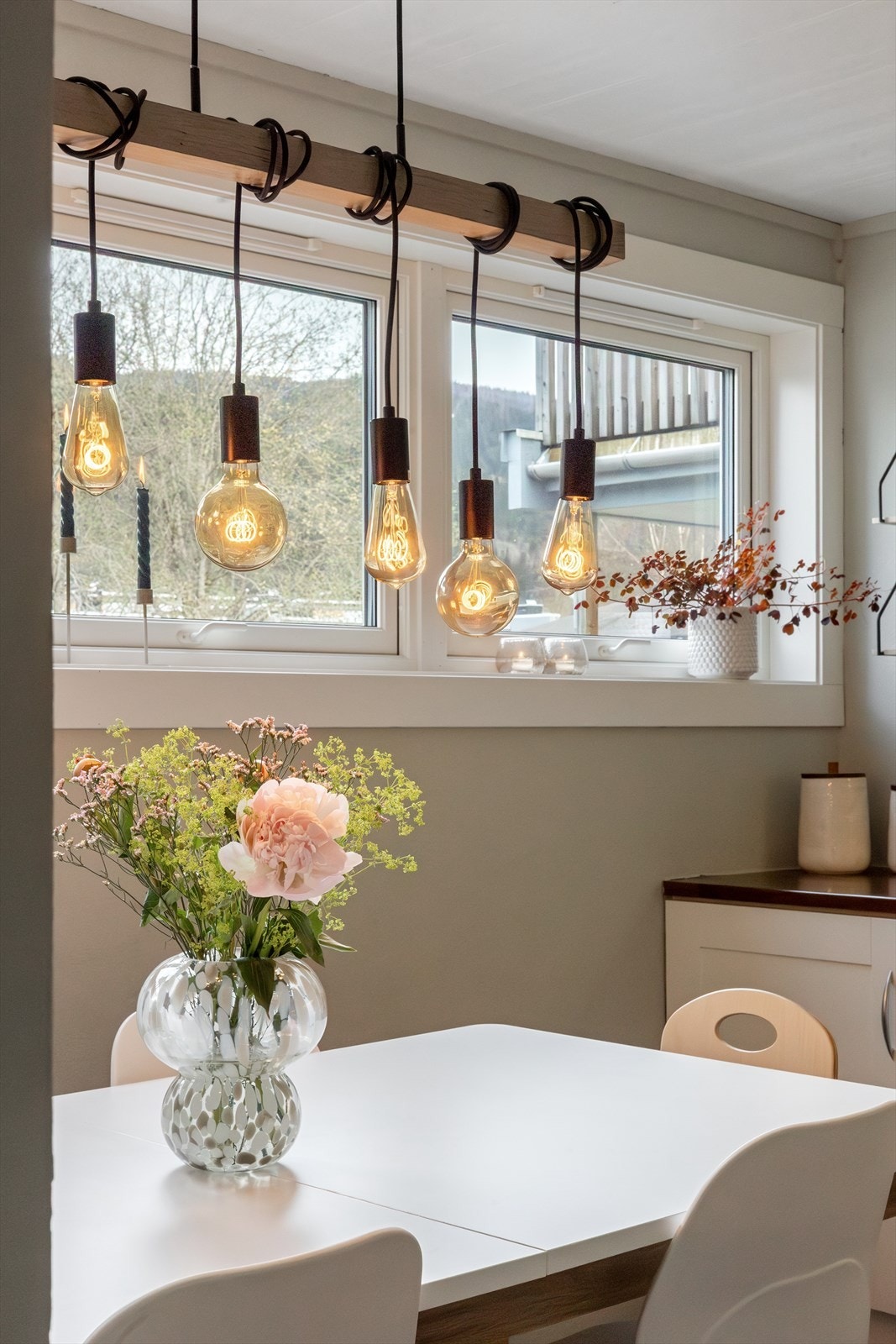 På kjøkkenet er det plassert vinduer tett opp mot himlingen, både for å gi ett fint, naturlig lys inn, men samtdig ivareta ønsket om diskresjon. Galleribilde