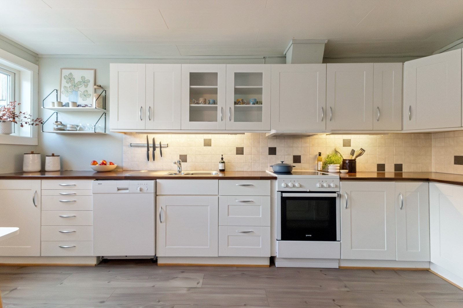 Kjøkkenet er innholdsrikt og har alt du behøver av hvitevarer. Galleribilde