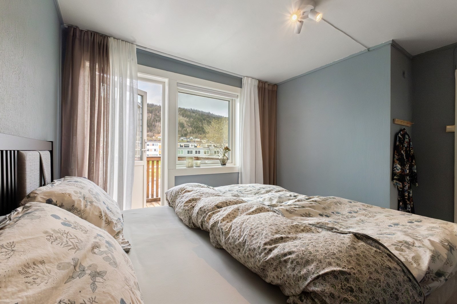 Soverom 3 med utgang til nordvendt takterrasse på ca. 4 m². Galleribilde