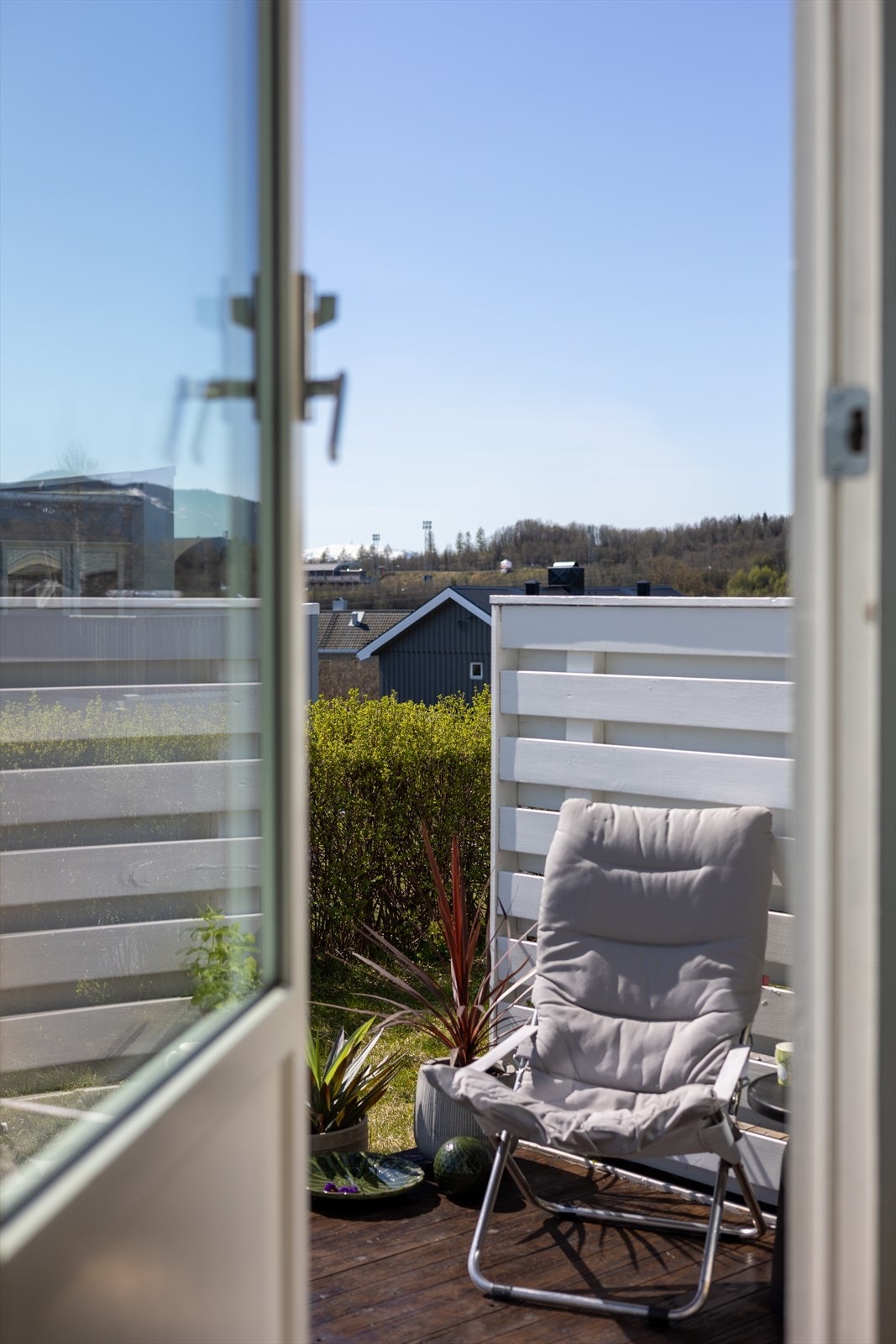 Mot sørvendt markterrasse på 17 m² med skillevegger. Galleribilde