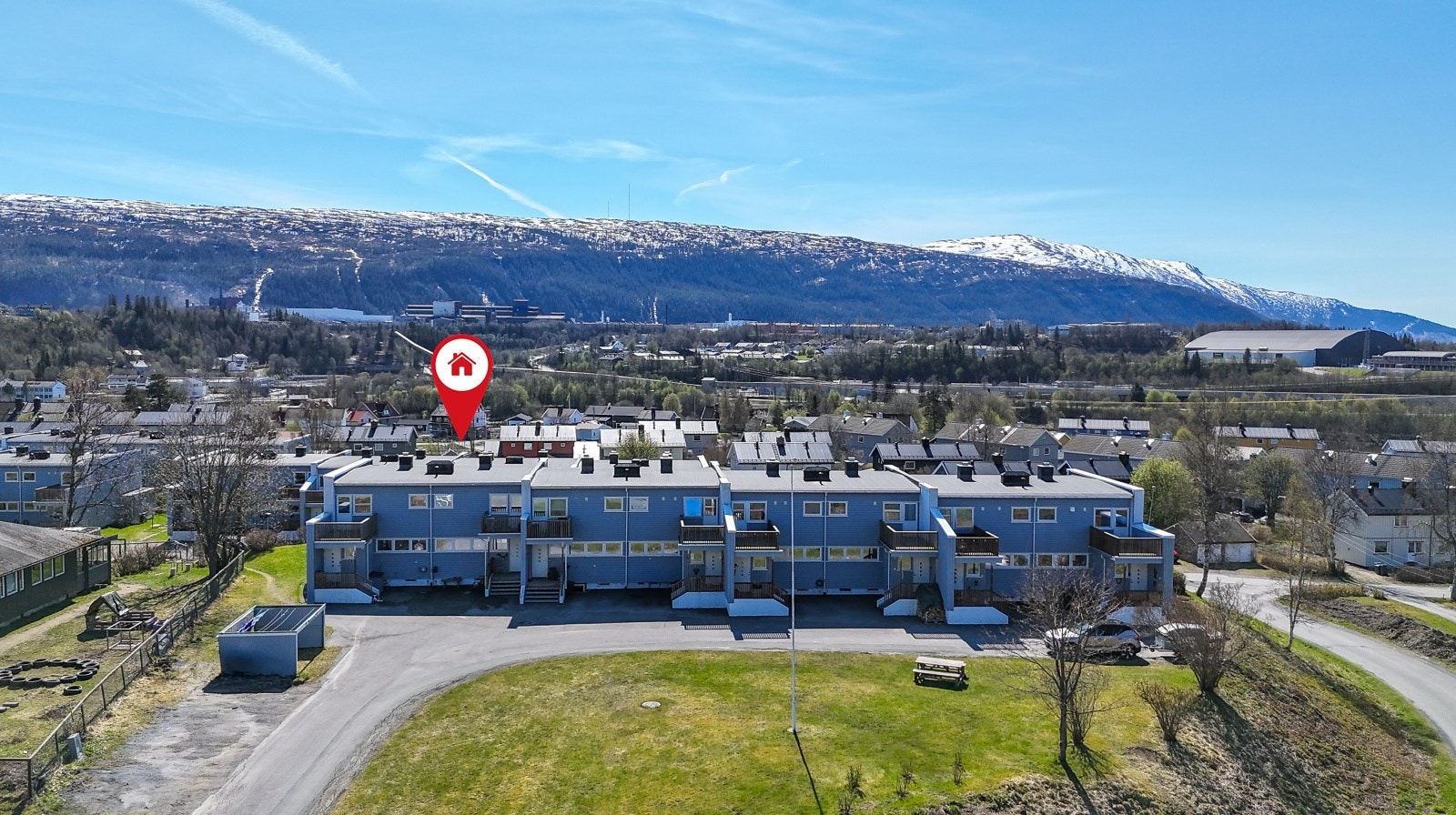 Svært barnevennlig beliggenhet, med gangavstand til barneskole, fotballbane, idrettshall, tur/rekreasjonsområder, butikk m.m Galleribilde