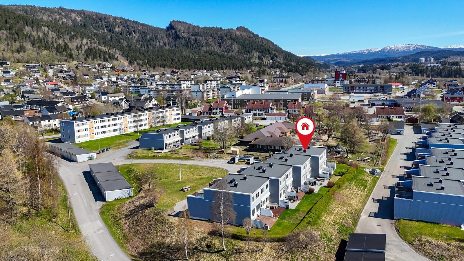 Ingen gjennomgangstrafikk foran inngangsparti og barnehage like ved, gjør beliggenheten ypperlig for småbarnsfamilier! Galleribilde