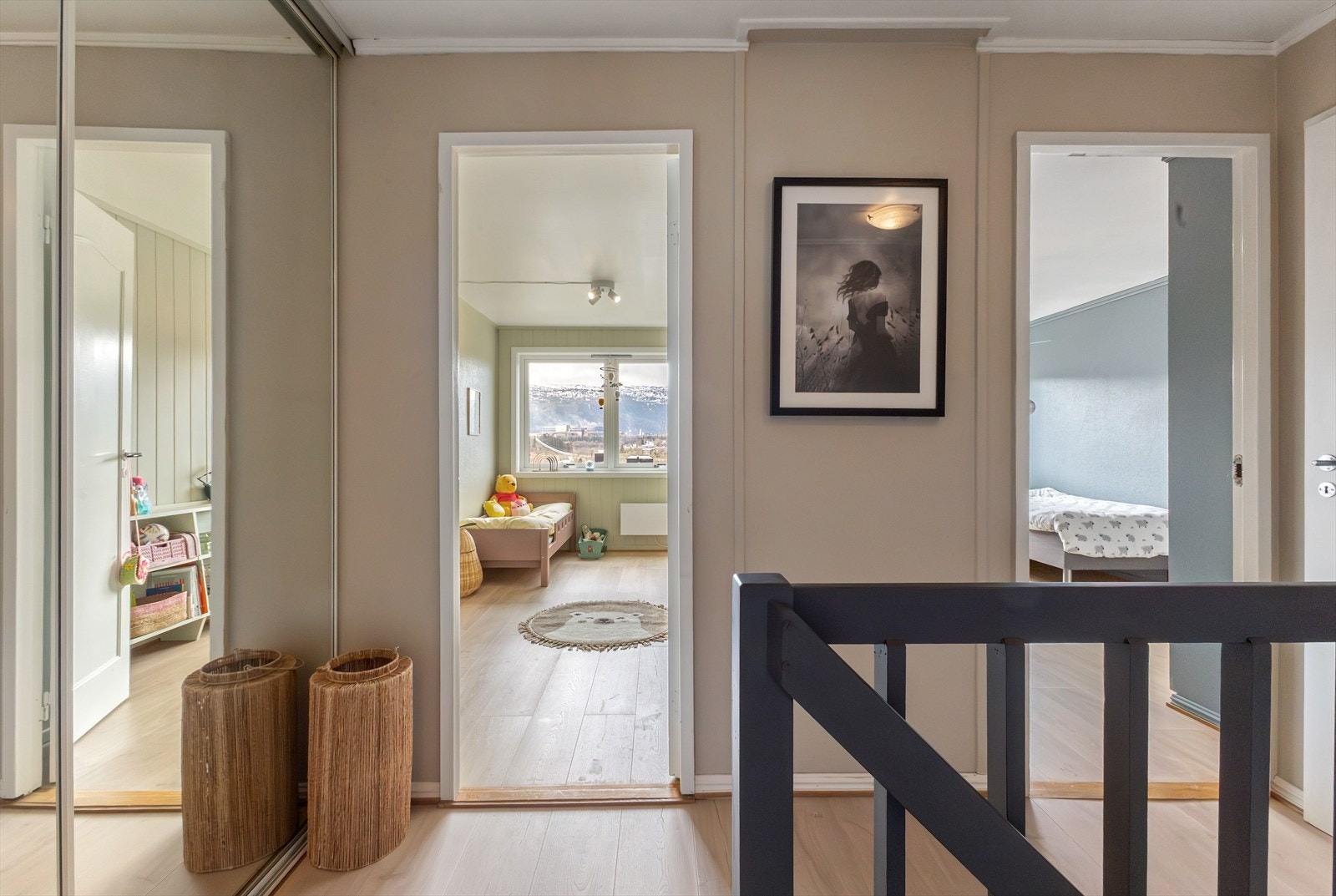 Mot to av soverommene. Meget fin utsikt herfra. Galleribilde