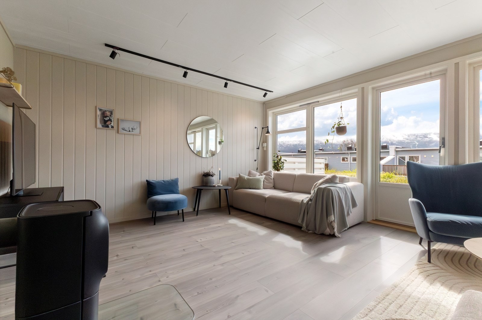 Boligen er i all hovedsak sør-vest vendt, noe som gir svært godt lysinnsig og ikke minst flotte solforhold. Galleribilde