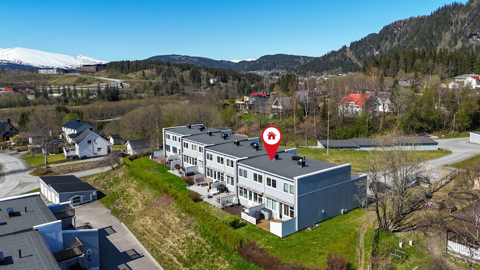 Eiendomsmegler Tomi Christian Johansen presenterer her ett koselig og innholdsrikt rekkehus med sør-vest vendt beliggenhet og garasjeplass. Galleribilde