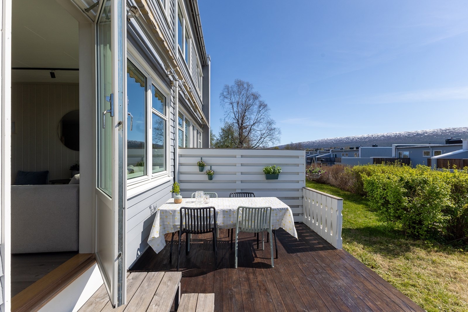 Meget fin uteplass, der man har lang solgang, levegger mot naboer, samt direkte adkomst til hage. Galleribilde