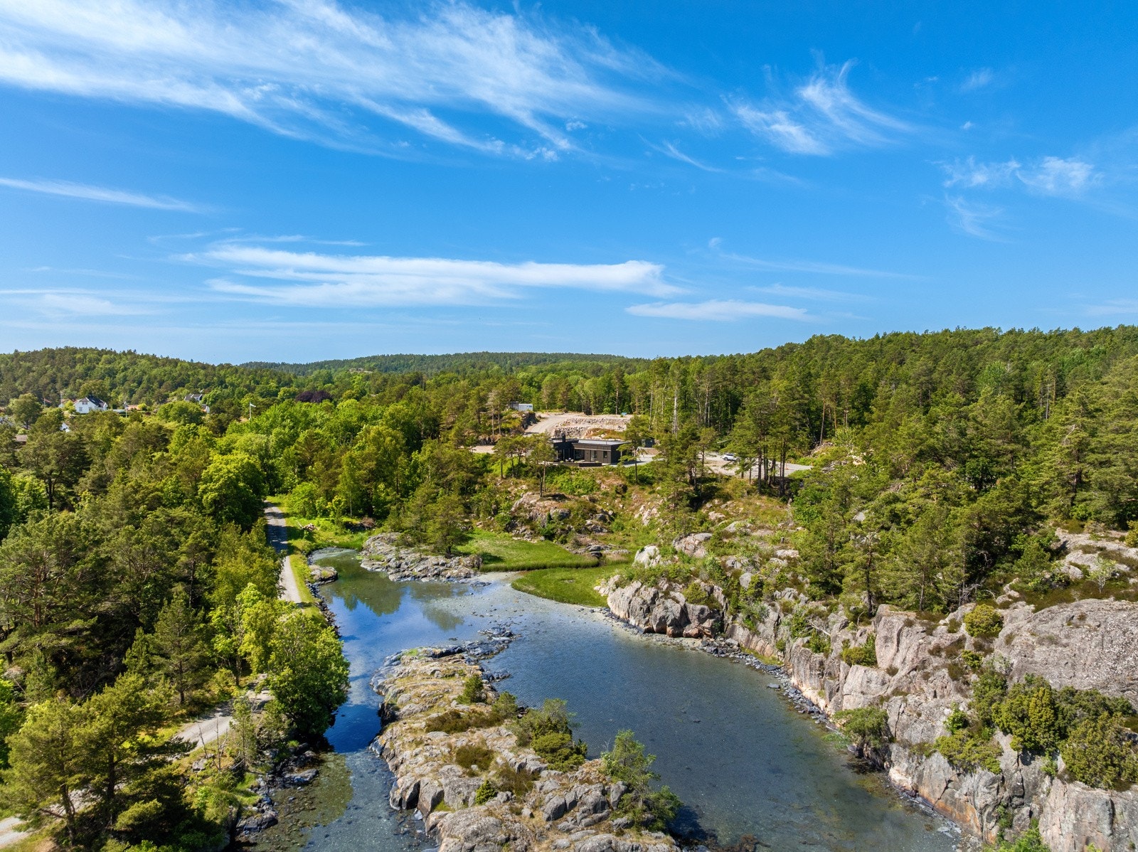 Fra terrassen ser man utover Hagefjorden og idylliske Sandøya. Galleribilde
