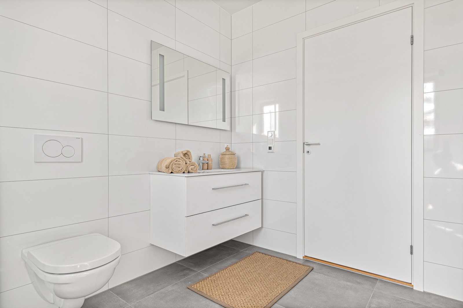 Boligens 2 baderom har også en god størrelse. Det er opplegg for badekar og vaskemaskin/tørketrommel. Galleribilde