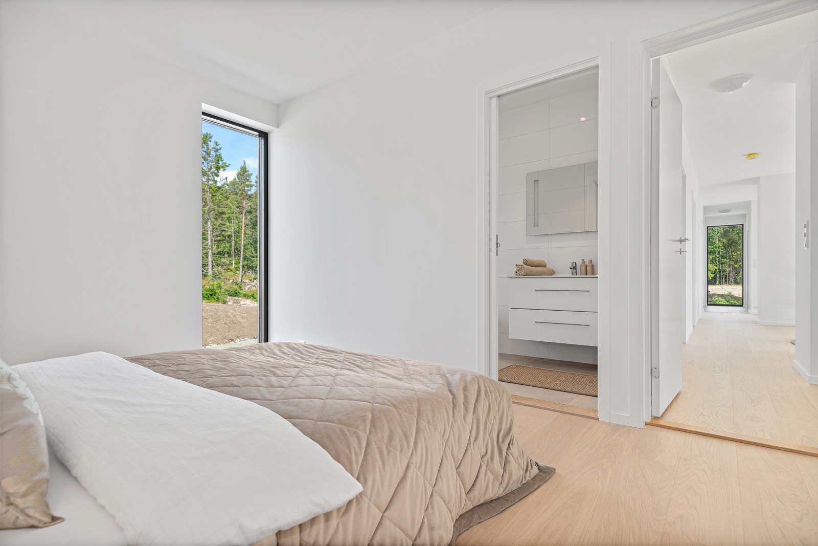 Soverommet har god plass til dobbeltseng og nattbord. Galleribilde