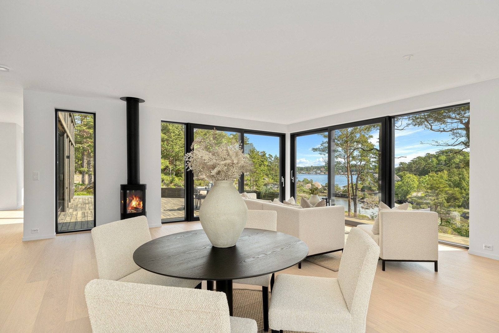 Det er installert en lekker peisovn fra merket Contura. Galleribilde