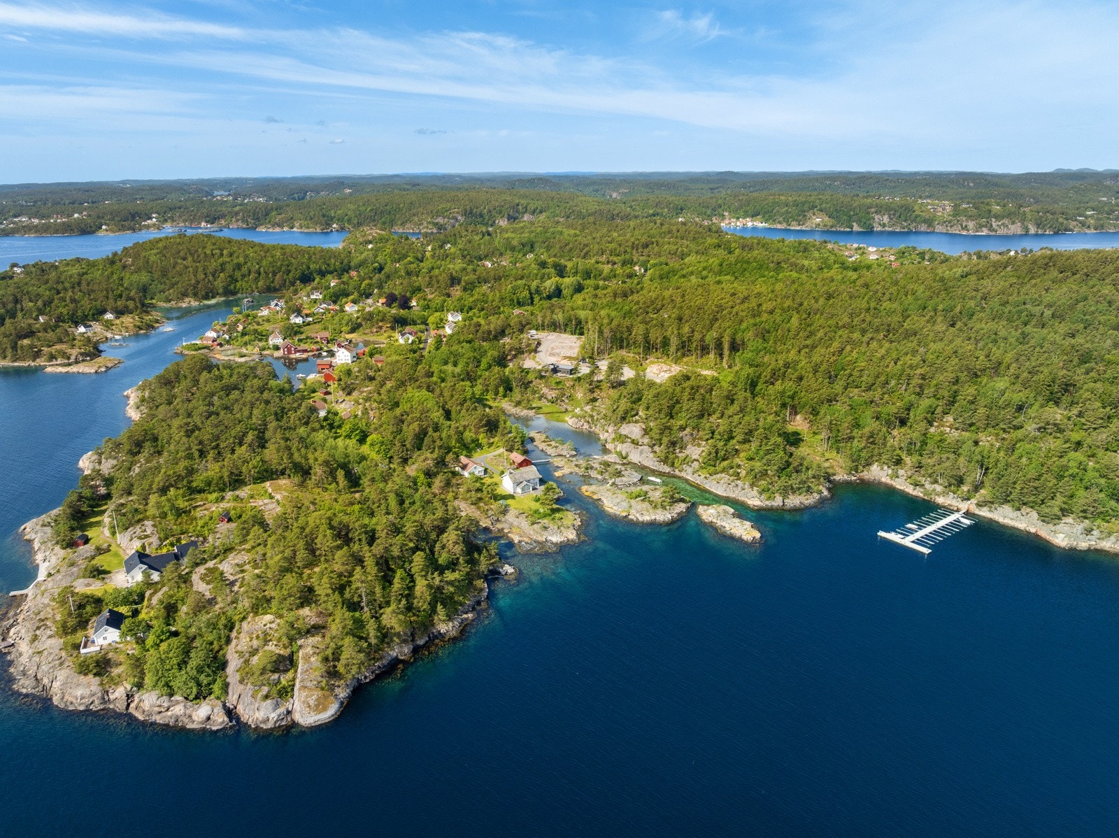 Det er et nytt bryggeanlegg med høy standard på feltet, hvor det medfølger en båtplass. Området ligger ved Hagefjorden innerst i Borøykilen på idylliske Borøy. Galleribilde