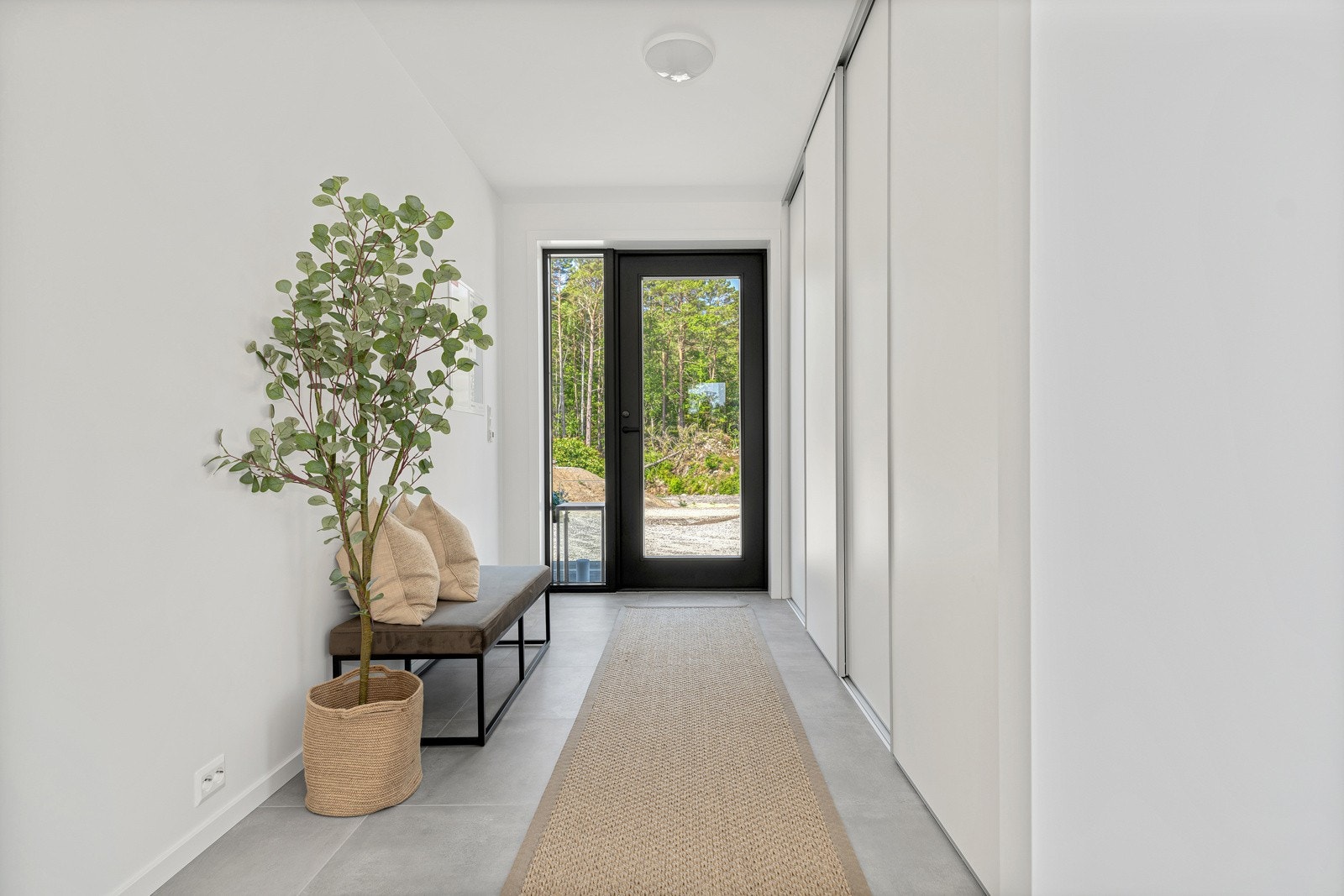 Romslig entrè med innebygd garderobe fra HTH. Det er varmekabler i gulvet for ekstra komfort. Galleribilde