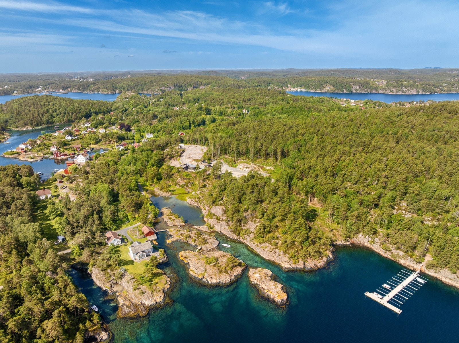 Den nye bebyggelsen er tenkt skånsomt plasserte paviljonger i et naturlig landskap, omkranset av stedegen vegetasjon, eksponert berg og sjø. Galleribilde