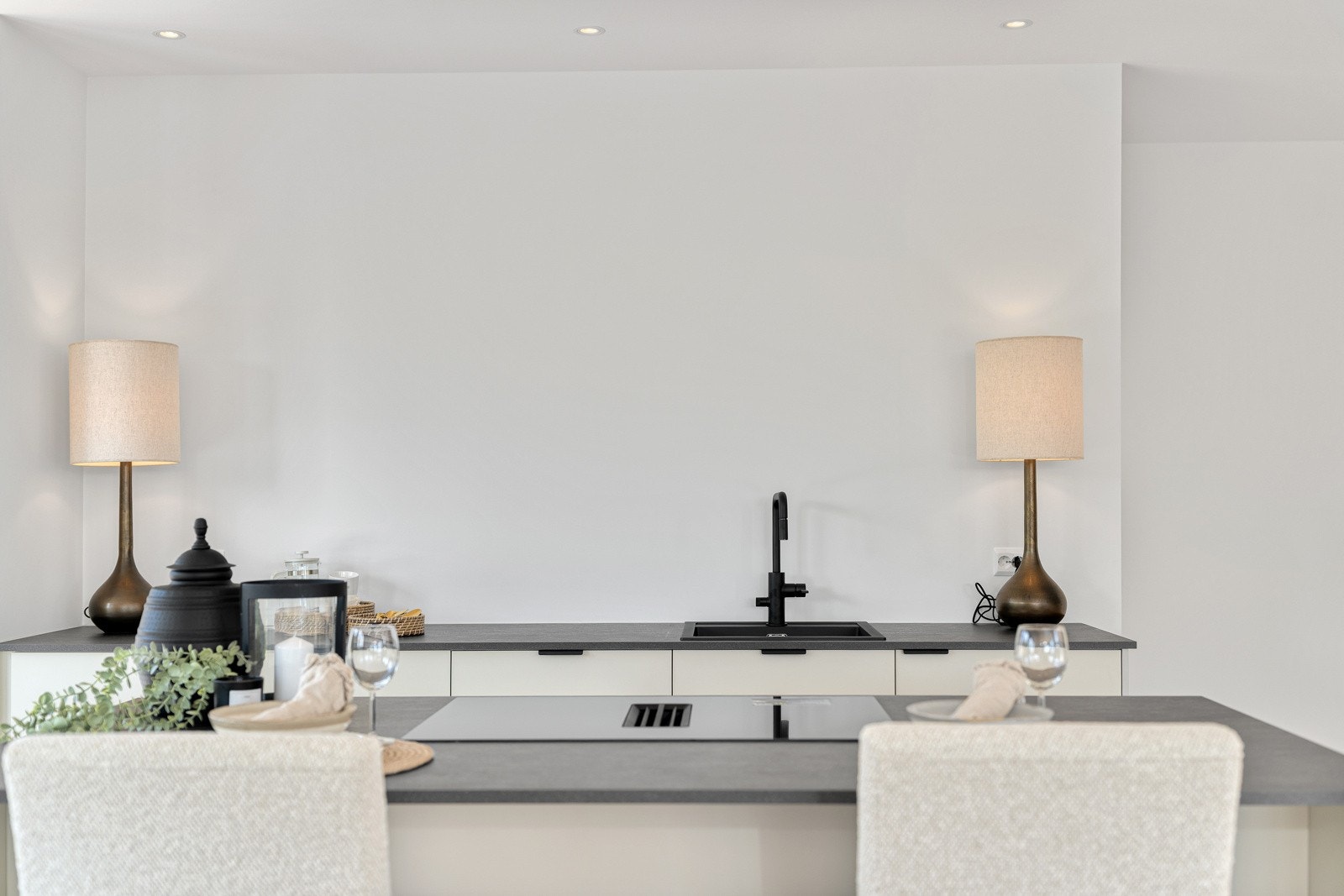 Her er god lagringsplass i skuffer og en langstrakt benkeplate med nedfelt oppvaskkum med armatur. Galleribilde