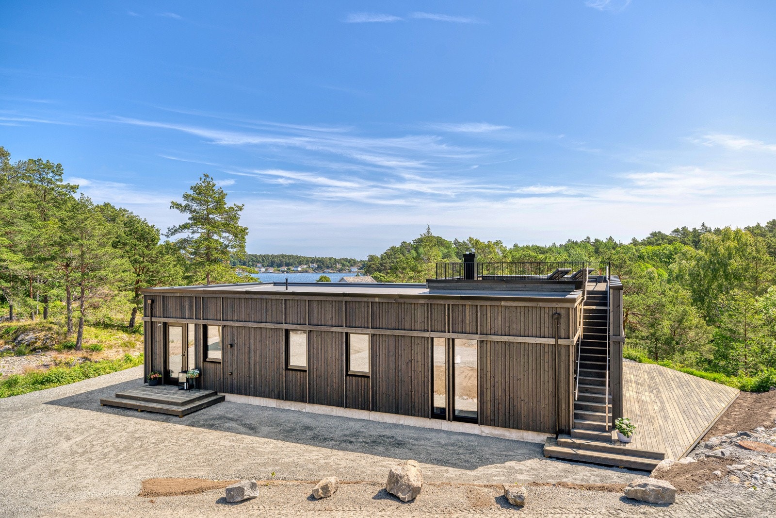 Boligen ble ferdigstilt juni 2025 og holder en gjennomgående høy standard. Galleribilde