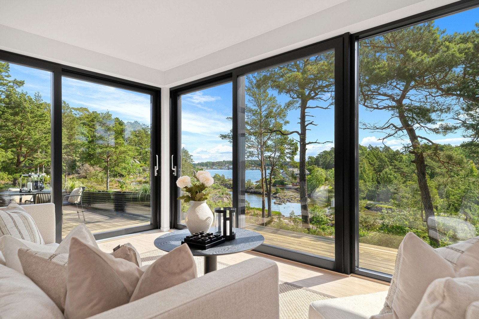 Skille mellom ute og inne viskes bort gjennom de 4 skyvedørene som går ut fra stue og kjøkkenområde. Galleribilde