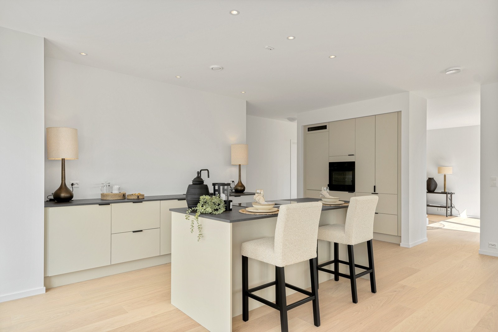 Kjøkkenet er levert av kvalitetsleverandøren Strai i modellen Dalen i fargen Sand Beige. Galleribilde