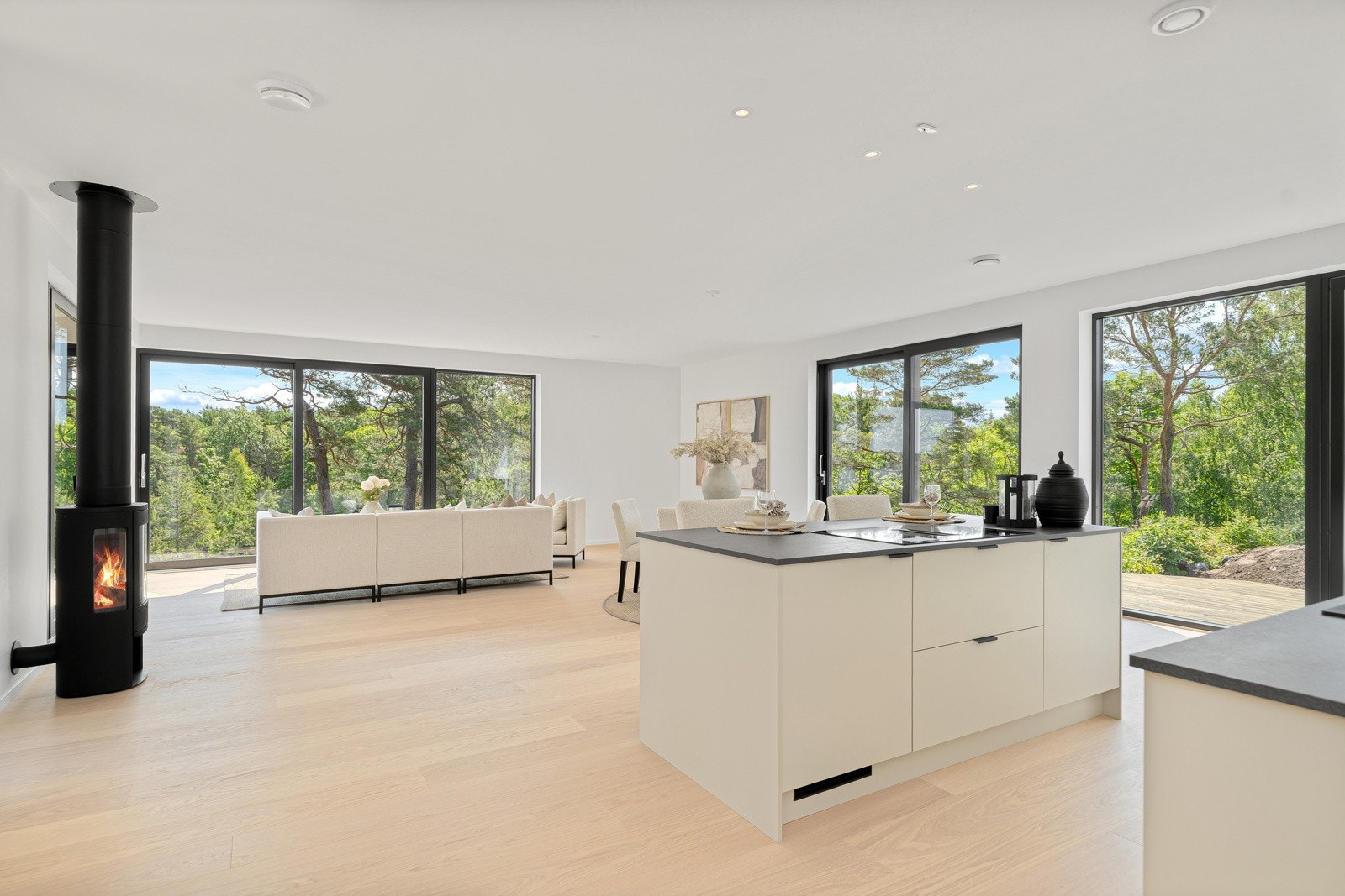 I hele boligen er det lagt et lekkert herdet tregulv i mattlakkert eik. Galleribilde