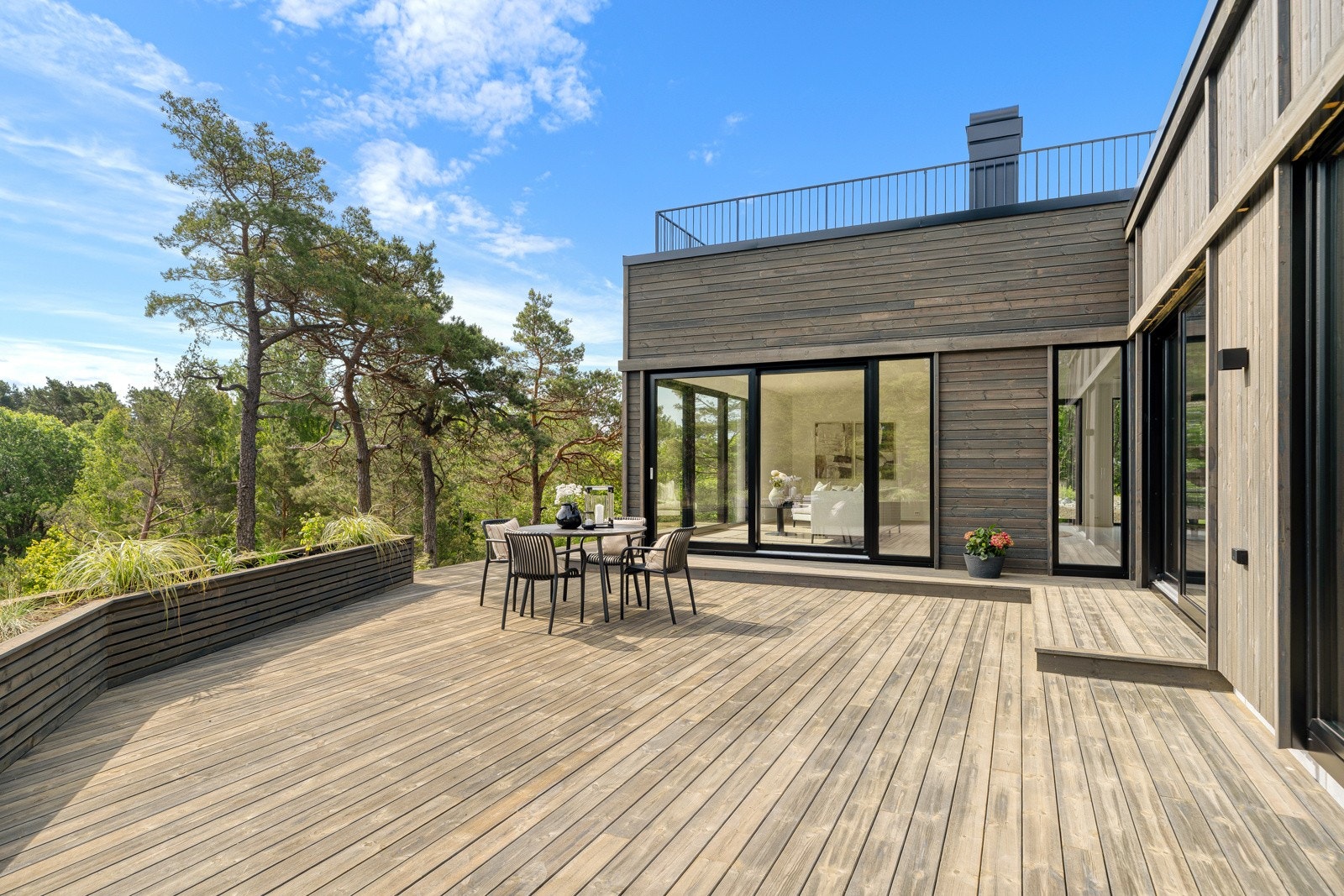 På terrasen er det god plass til flere soner. Galleribilde