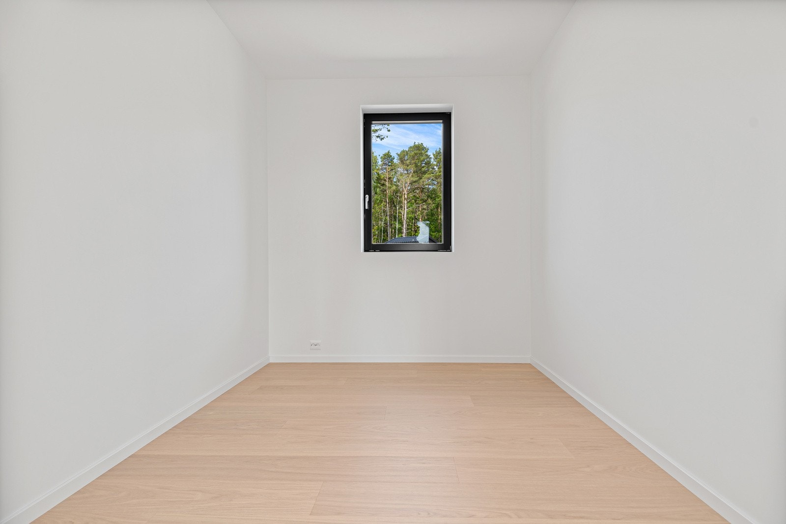 Alle soverommene har plass til dobbeltseng, nattbord og garderobe. Galleribilde