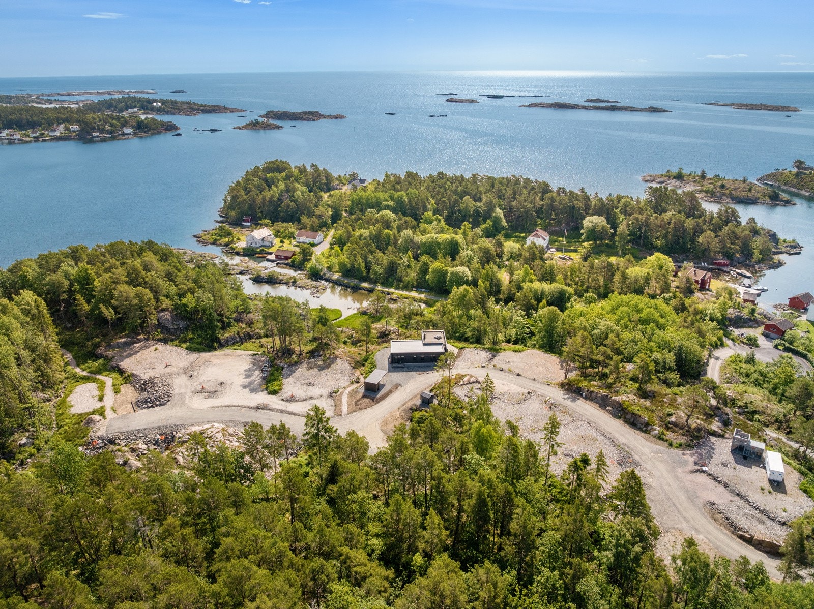 Med ny bolig følger 5 års nybolig garanti og dagens tekniske standard, som i praksis betyr ingen behov for oppgraderinger på mange år, sunnere inneklima og lave energikostnader. Galleribilde