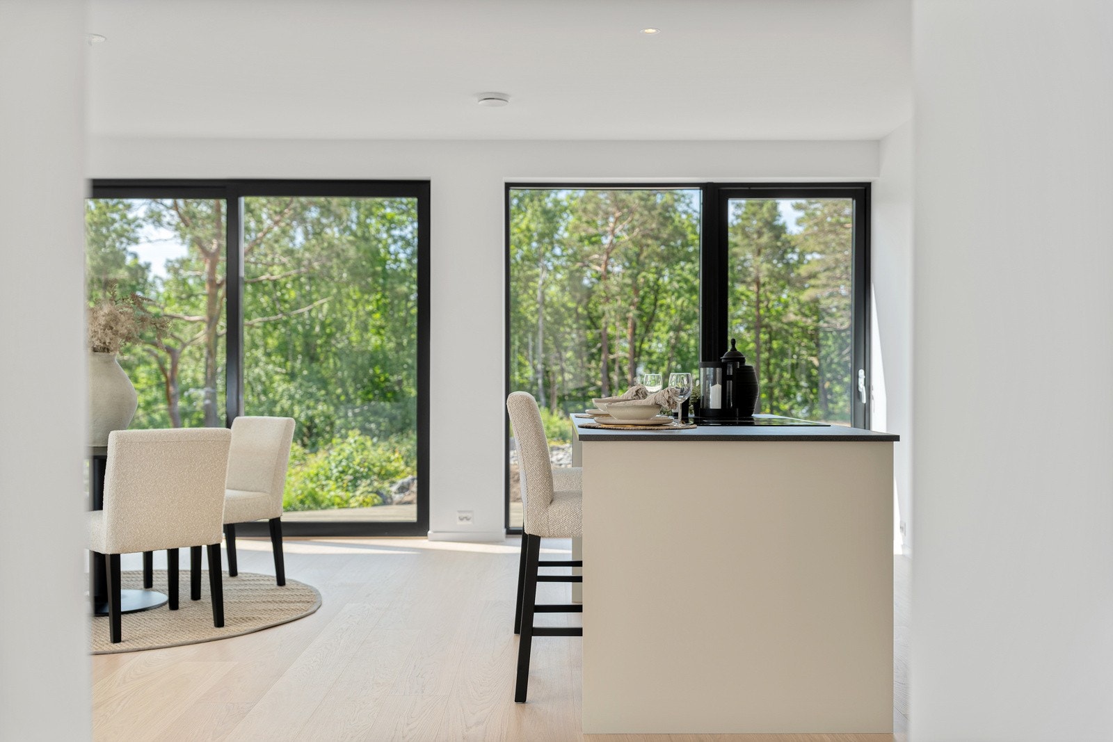 Alle oppholdsrommene i boligen vender mot sjø eller skog. Galleribilde