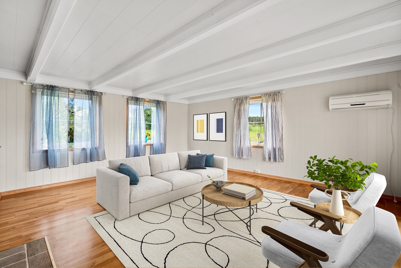 Stuen på 24,5 kvm oppleves som luftig og gir gode muligheter for møblering etter egne ønsker og behov. Galleribilde