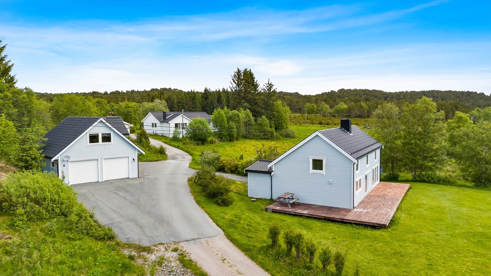 Eiendommen byr på flere gode kvaliteter, blant annet dobbelgarasje med utleiedel, stort grøntområde og eget naust. Galleribilde