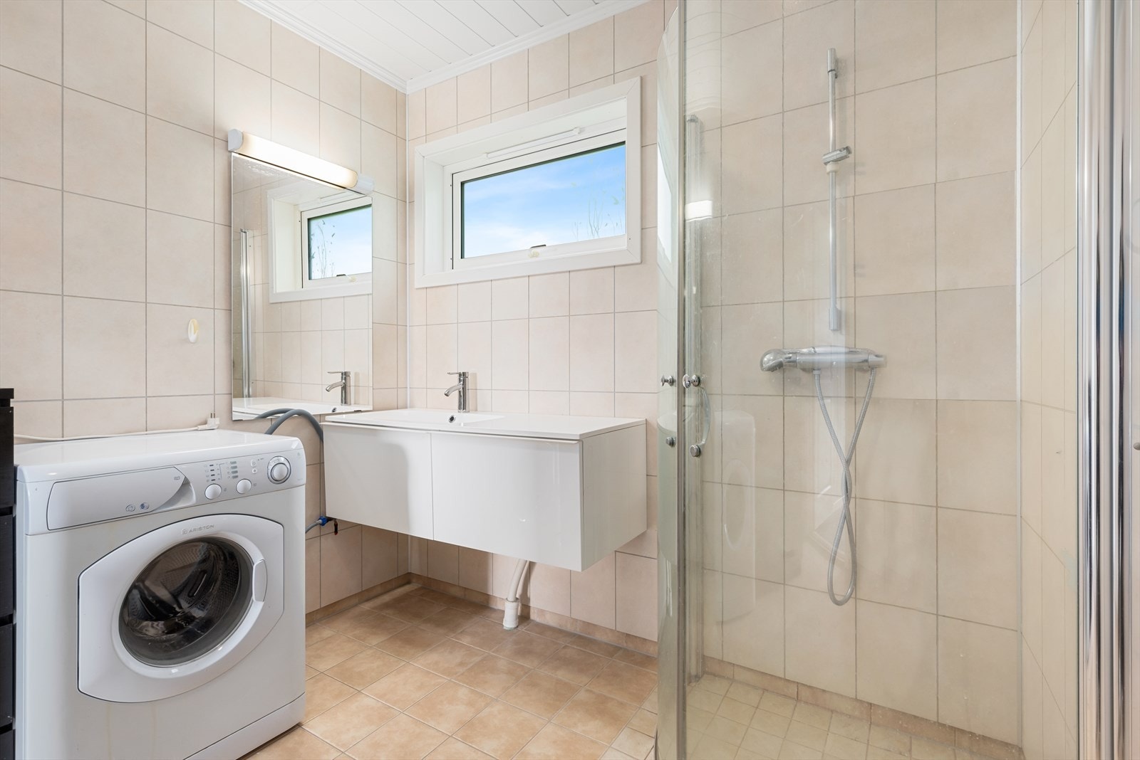 Badet er utstyrt med gulvvarme for ekstra komfort. Galleribilde