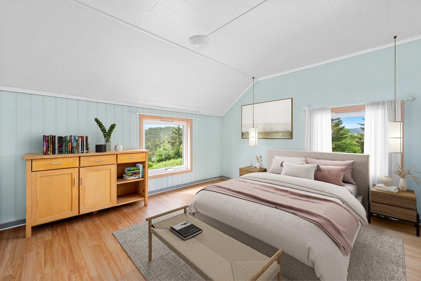 Hovedsoverommet er romslig med sine nær 14 kvm, og har plass til både dobbeltseng og garderobeløsning. Store vindusflater i ulike himmelretninger sørger for rikelig med naturlig lys. Galleribilde