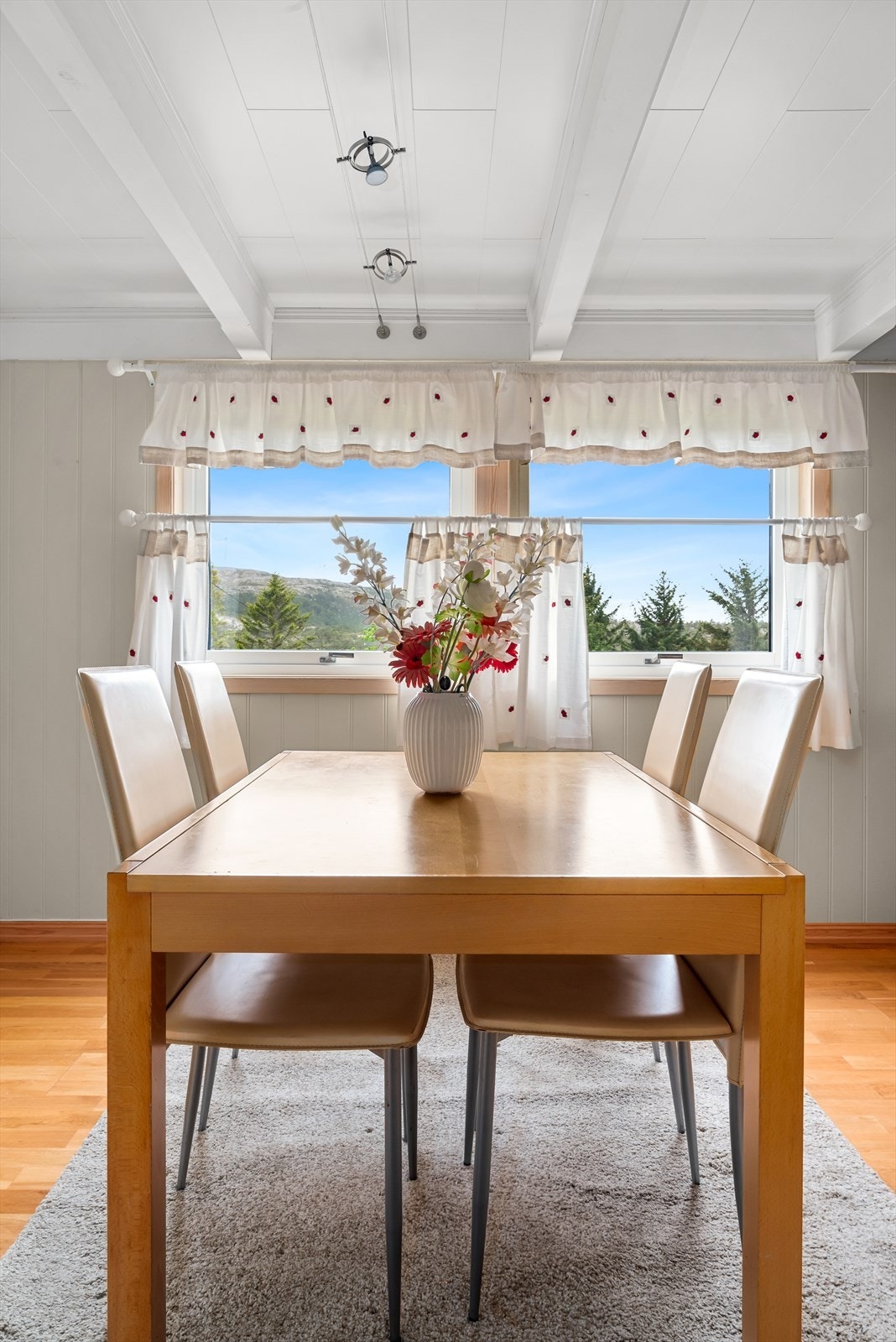 Store vindusflater gir kjøkkenet rikelig med naturlig lys. Galleribilde