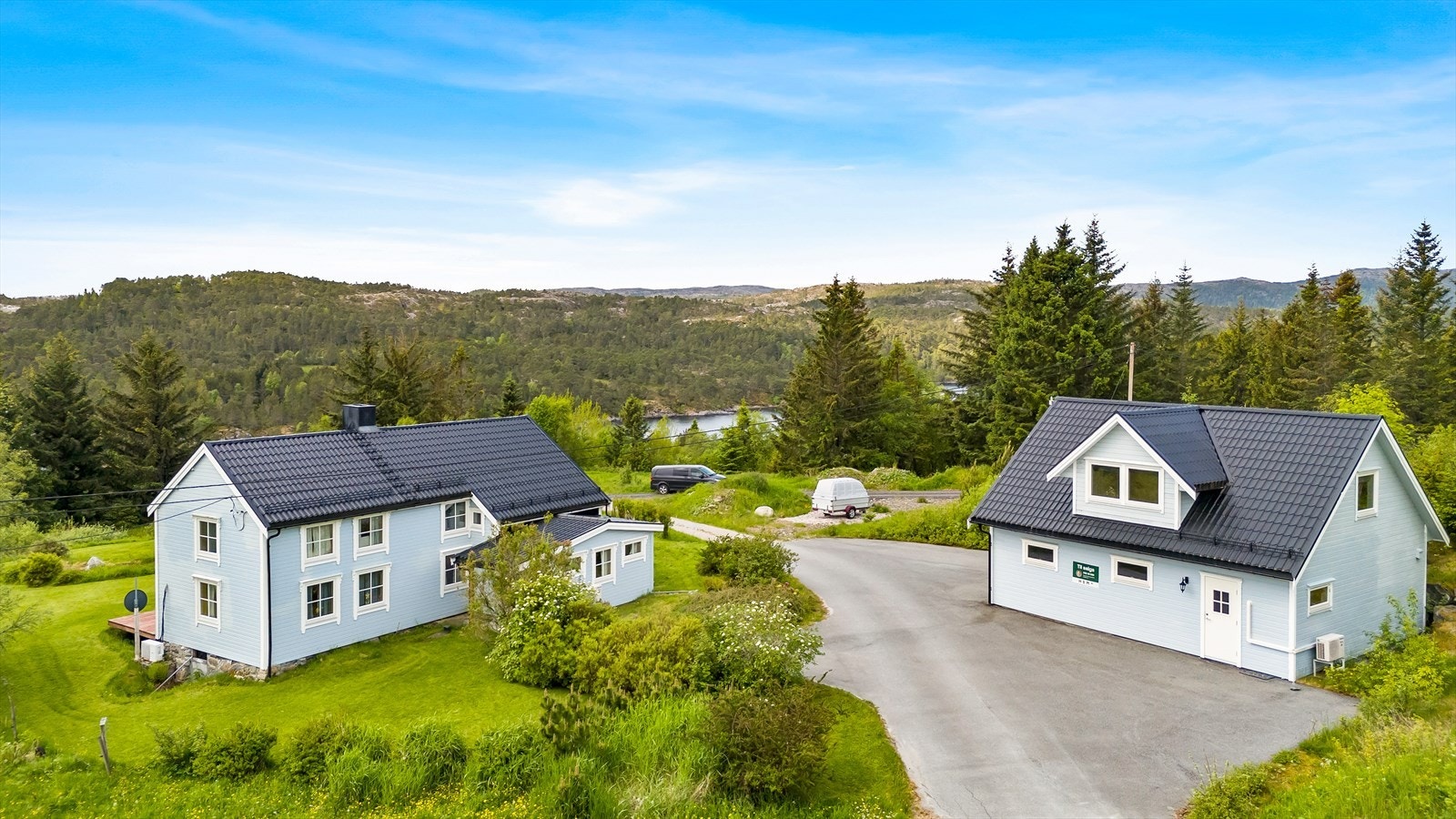 Eiendommen ligger skjermet til med gode solforhold Galleribilde