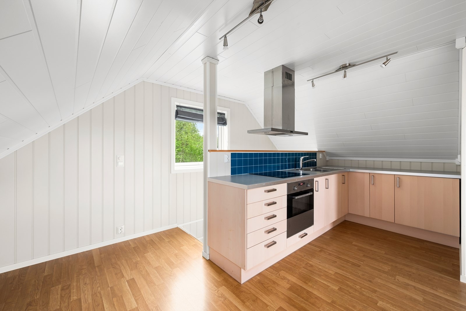 Utleiedelen varmes opp med varmepumpe, som sørger for godt inneklima og lave oppvarmingskostnader året rundt. Galleribilde