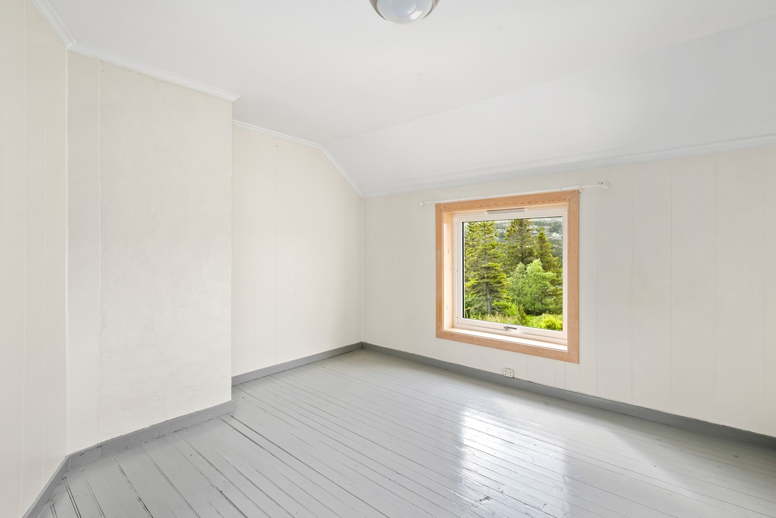 Her er det god plass til både seng og garderobeskap, og flere av rommene egner seg like godt til hjemmekontor. Galleribilde