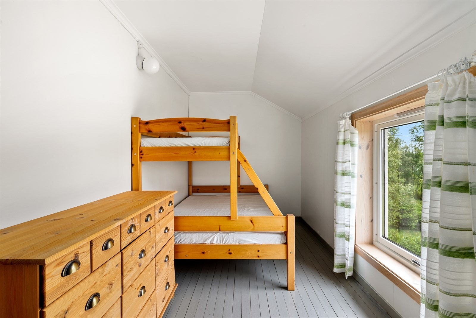 Boligen har vært gjenstand for løpende oppgraderinger. Alle vinduene ble skiftet i perioden 2004-2006, er i god stand, og har fått tilstandsgrad 1 i takstmannens rapport. Galleribilde