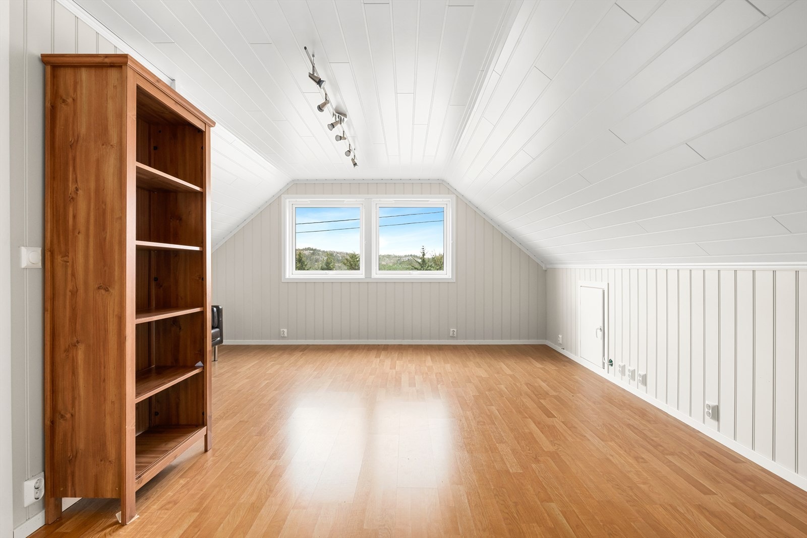 Det er også praktisk lagringsplass i knekott Galleribilde