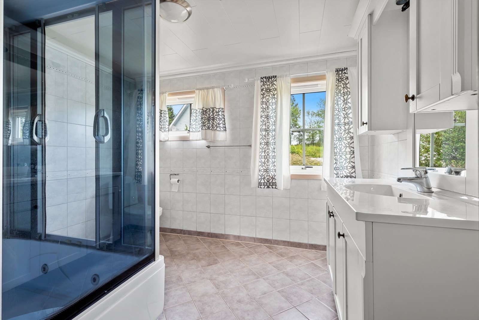 badet er utstyrt med dusjkabinett, servant, servantskap, opplegg for vaskemaskin, wc og mekanisk avtrekk. Galleribilde