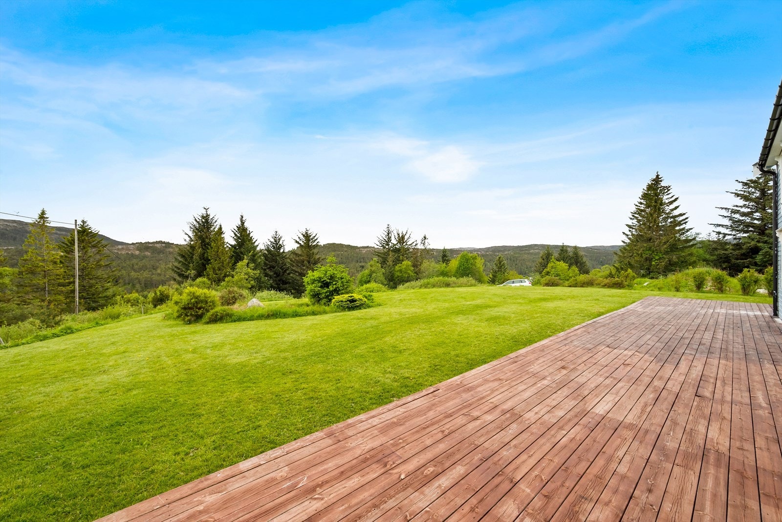 Boligen har en stor terrasse på 47 kvm, vendt mot sørvest med svært gode solforhold. Tomten ligger høyt i terrenget, noe som gir både rikelig med sol og flott utsikt over landskapet. Galleribilde