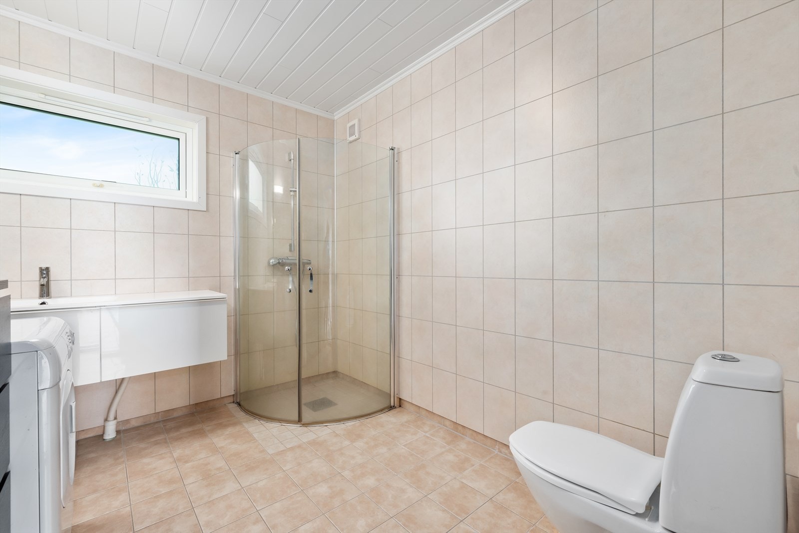 Utleiedelen har et romslig bad på 6,5 kvm utstyrt med dusjhjørne, servant, servantskap, wc og mekanisk avtrekk. Galleribilde