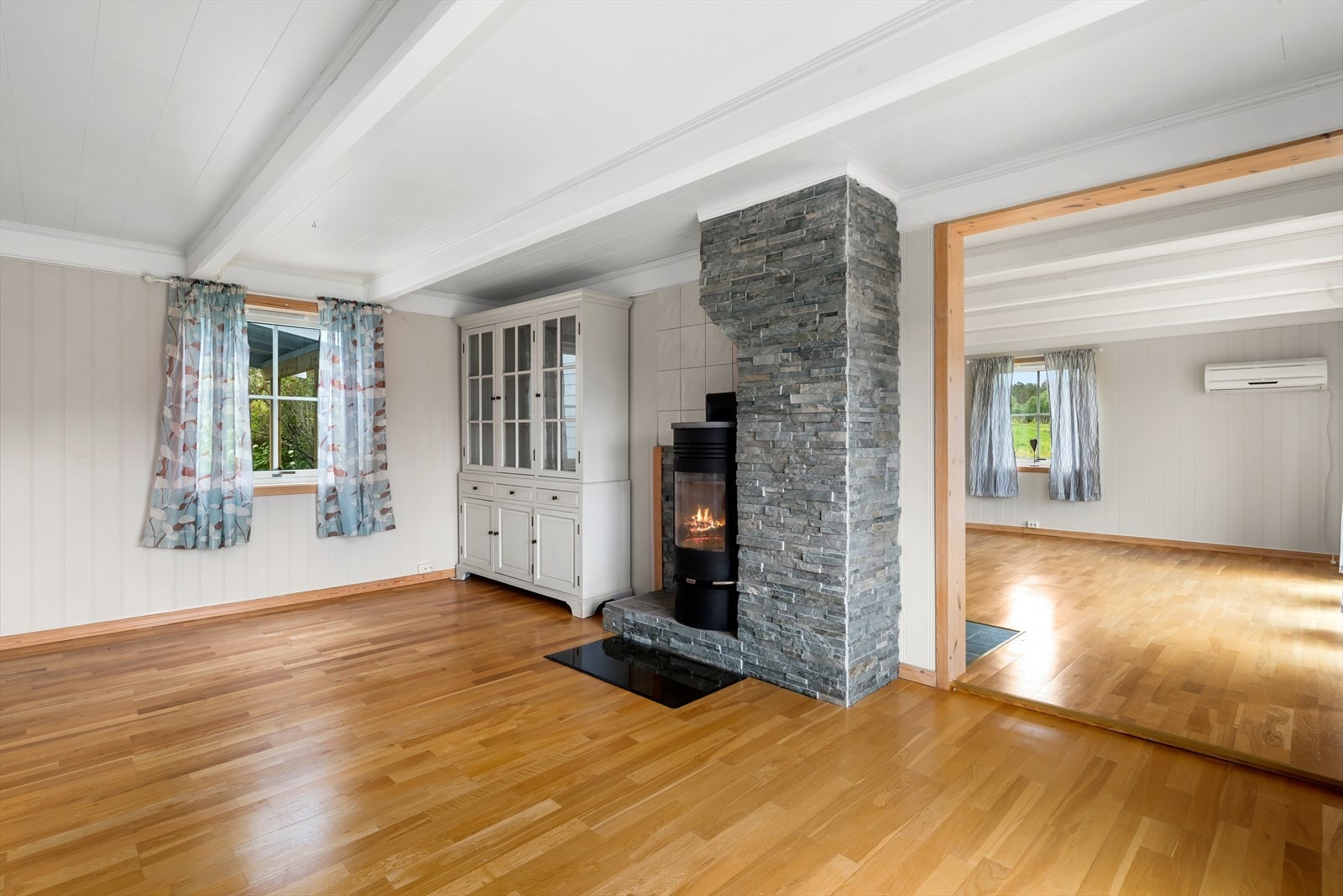 Første etasje har en naturlig planløsning som gjør det enkelt å skille mellom stue, spisestue og kjøkken. Galleribilde